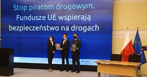zdjęcie kolorowe: wiceminister funduszy i polityki regionalnej Waldemar Buda i I Zastępca Komendanta Głównego Policji nadinsp. Dariusz Augustyniak podczas podpisania umowy o dofinansowanie projektu „Bezpieczniej na drogach – motocykle dla służby ruchu drogowego”