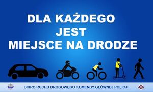 zdjęcie kolorowe: grafika przedstawiająca samochód, motocyklistę, rowerzystę, osobę na hulajnodze i pieszego oraz napis o treści dla każdego jest miejsce na drodze