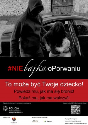 zdjęcie kolorowe: plakat przedstawiający zamaskowanego mężczyznę w bluzie sportowej z kapturem na głowie szarpiący za ramię dziewczynkę trzymająca białego pluszowego pieska, na plakacie umieszczono napisy o treści #Niebajkaoporwaniu oraz To może być twoje dziecko! Powiedz mu, jak ma się bronić! Pokaż mu jak ma walczyć! Na dole plakatu umieszczono kod QR oraz partnerów kampanii informacyjno-edukacyjnej: Miasto Katowice, Metis, Śląskie, Komenda miejska Policji w Katowicach