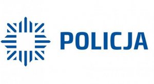 zdjęcie kolorowe: na białym tle znak policyjnej odznaki i niebieski napis o treści Policja