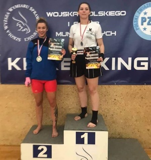 zdjęcie kolorowe: posterunkowa Justyna Ciborska na podium Pucharu Polski Wojska Polskiego i Służb Mundurowych w Kickboxingu z zawodniczką, która zdobyła II miejsce
