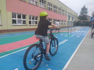 zdjęcie kolorowe: uczeń na rowerze podczas egzaminu na kartę rowerową