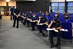 zdjęcie kolorowe: policjanci podczas egzaminu kwalifikującego na szkolenie oficerskie