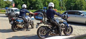 zdjęcie kolorowe: policjanci drogówki na motocyklach służbowych