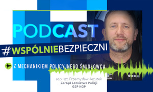 zdjęcie kolorowe: policjant, który jest mechanikiem policyjnego śmigłowca