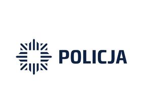 zdjęcie kolorowe: na białym tle granatowy napis o treści Policja