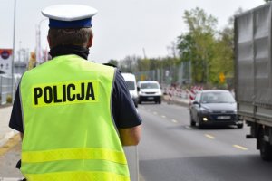 zdjęcie kolorowe: policjant wydziału ruchu drogowego podczas służby w rejonie trasy Katowice - Mikołów