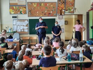 zdjęcie kolorowe:  sierż. szt. Sylwia Michalak, asp. szt. Tomasz Sołtysiak podczas spotkania z uczniami Szkoły Podstawowej nr 59 w Katowicach