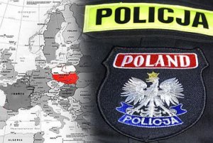 zdjęcie kolorowe: mapa konturowa Europy z zaznaczoną Polską, Polskie Godło, odznaka policyjna i napis Poland