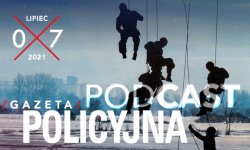 zdjęcie kolorowe: policyjny kontrterroryści zjeżdżający na linach i napisy o treści podcast Gazeta policyjna