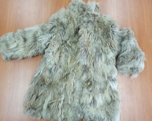 zdjęcie kolorowe: zabezpieczone przez katowickich policjantów futro z wilka kanadyjskiego