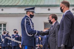 zdjęcie kolorowe: Prezydent Rzeczpospolitej Polskiej Andrzej Duda, minister spraw wewnętrznych i administracji Mariusza Kamińskiego, Komendant Wojewódzki Policji w Katowicach nadinspektor Roman Rabsztyn