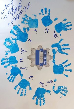 zdjęcie kolorowe: laurka przygotowana przez dzieci dla policjantów