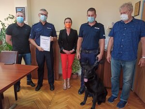 zdjęcie kolorowe: od lewej zastępca naczelnika Wydziału do Walki z Przestępczości Przeciwko Mieniu, Komendant Miejski Policji w Katowice, menadżer Euro Kliniki, przewodnik psa służbowego, autor rzeźby