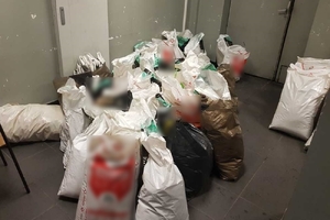 zdjęcie kolorowe: zabezpieczona nielegalna krajanka tytoniowa znajdująca się w workach