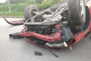 Zdjęcie kolorowe, na którym widać pojazd ze znacznymi uszkodzeniami.