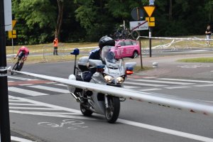 Zdjęcie kolorowe przedstawia policjanta na motocyklu.