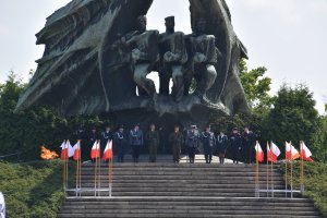 Zdjęcie kolorowe przedstawia wartę honorową przed Pomnikiem Żołnierza Polskiego.