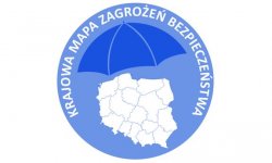 zdjęcie kolorowe: w niebieskim kole wpisany kontur mapy Polski i parasol oraz napis biały o treści Krajowa Mapa Zagrożeń Bezpieczeństwa