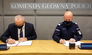 zdjęcie kolorowe: Komendant Główny Policji gen. insp. Jarosław Szymczyk z p.o. Głównego Inspektora Ochrony Środowiska Markiem Chibowskim podczas podpisywania porozumienia