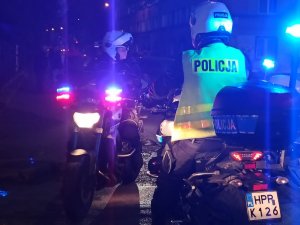 zdjęcie kolorowe: policjanci ruchu drogowego na policyjnych motocyklach