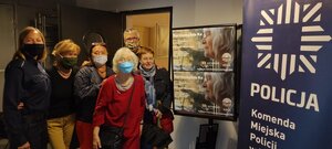 zdjęcie kolorowe: katowicka policjantka z przedstawicielami urzędów zajmującymi się sprawami seniorów przed premierą filmu