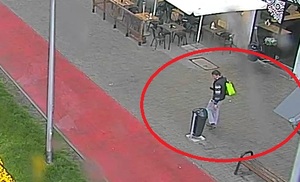 zdjęcie z monitoringu miejskiego: mężczyzna w centrum Katowic ubrany w szare spodnie, ciemny sweter z białymi pasami na rękawie, niosący na prawym ramieniu żółtą torbę