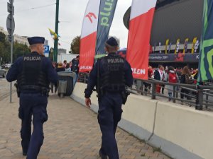 zdjęcie kolorowe: policjanci podczas zabezpieczenia mistrzostw europy w piłce siatkowej