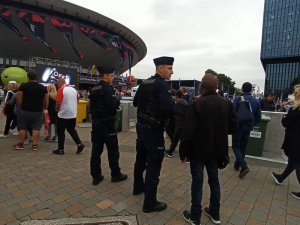 zdjęcie kolorowe: policjant rozmawiający z kibicem