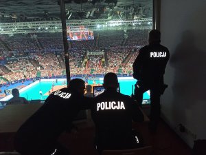 zdjęcie kolorowe: policjanci na stanowisku dowodzenia w katowickim spodku