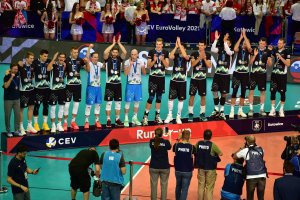 zdjęcie kolorowe: drużyna Słowenii podczas dekoracji medalami