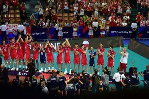 zdjęcie kolorowe: polska drużyna podczas dekoracji medalami