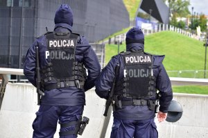 zdjęcie kolorowe: dwóch umundurowanych policjantów w rejonie Międzynarodowego Centrum Kongresowego