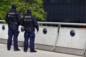zdjęcie kolorowe: zdjęcie kolorowe: dwóch umundurowanych policjantów patrolujących rejon przy Międzynarodowym Centrum Kongresowym w którym odbywał się XIII Kongres Gospodarczy