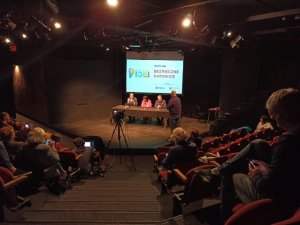 zdjęcie kolorowe: sala Teatru Korez, w której odbyła się debata na temat poczucia bezpieczeństwa w Katowicach. na zdjęciu widoczni prelegenci i mieszkańcy Katowic