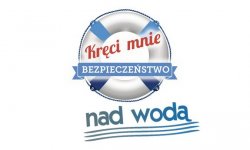 zdjęcie kolorowe: grafika przedstawiająca biało-błękitne koło ratunkowe i napis o treści: Kręci mnie bezpieczeństwo nad wodą