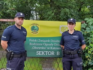 zdjęcie kolorowe: sierżant Monika Siwiec oraz starszy posterunkowy Paweł Soból, dzielnicowi z Komisariatu III Policji w Katowicach