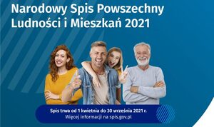 zdjęcie kolorowe: Na niebieskim tle biały napis o treści Narodowy Spis Powszechny Ludności i Mieszkań 2021 oraz zdjęcie przedstawiające cztery osoby: kobietę z długimi rudymi włosami w żółtym swetrze, młodego mężczyznę w niebieskiej koszuli, młodą kobietę opierająca się o bark młodego mężczyzny, i starszego mężczyzny w siwych włosach i brodzie