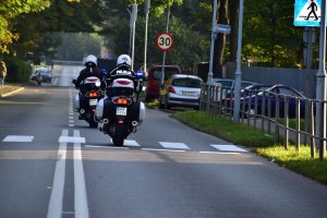 zdjęcie kolorowe: policyjni motocykliści pilotujący uczestników XIII Silesia Marathon