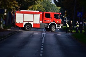 zdjęcie kolorowe: wóz strażacki OSP  blokujący jedno ze skrzyżowań w celu zapewnienia bezpieczeństwa biegaczom