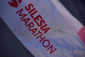 zdjęcie kolorowe: biała taśma z czerwonym napisem o treści Silesia Marathon