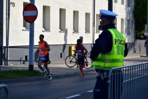 zdjęcie kolorowe: policjant katowickiej drogówki czuwający nad bezpieczeństwem biegaczy
