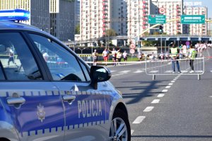 zdjęcie kolorowe: policyjny radiowóz w rejonie skrzyżowania przy ulicy Dudy - Gracza