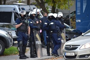 zdjęcie kolorowe: policjanci opp nadzorujący przejście kibiców na mecz