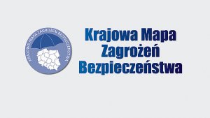 zdjęcie kolorowe: na białym tle grafika przedstawiająca kontur mapy Polski nad którym rozwinięty jest parasol i napis o treści Krajowa Mapa Zagrożeń Bezpieczeństwa