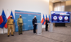 zdjęcie kolorowe: konferencja prasowa na której wystąpili: gen. insp. Jarosław Szymczyk – komendant główny Policji, gen. dyw. SG Tomasz Praga – komendant główny Straży Granicznej oraz nadbryg. Andrzej Bartkowiak – komendant główny Państwowej Straży Pożarnej i Szef MSWiA Mariusz Kamiński