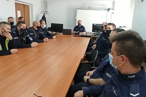 zdjęcie kolorowe: I Zastępca Komendanta Miejskiego Policji w Katowicach mł. insp. Artur Orman podczas spotkania z policjantami w służbie przygotowawczej