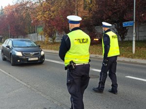 zdjęcie kolorowe: policjanci katowickiej drogówki zatrzymują pojazd osobowy do kontroli drogowej