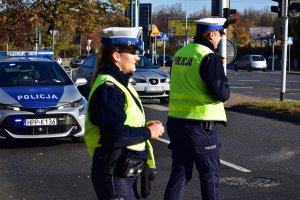 zdjęcie kolorowe
: policjantka i policjant w rejonie skrzyżowania w centrum Katowic