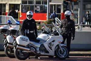 zdjęcie kolorowe: policjanci katowickiej drogówki przy motocyklach służbowych